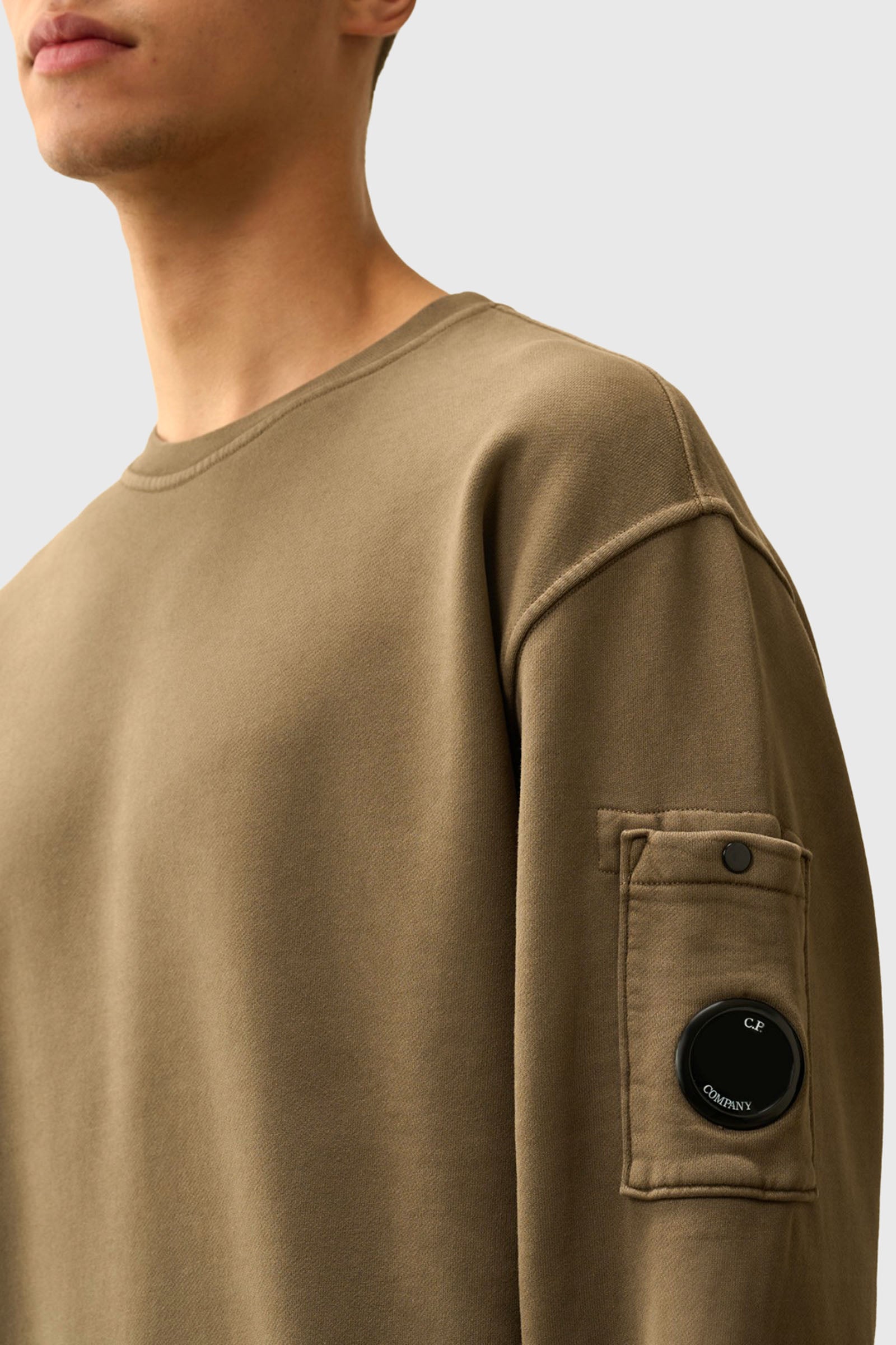 C.p. Company Felpa Brushed And Emerized Diagonal Fleece Lens Crew Neck Khaki Uomo - 2